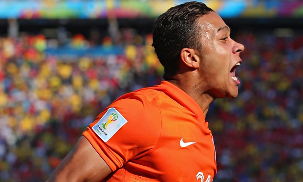 Memphis Depay scores for the Netherlands against Chile in the World Cup