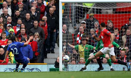 Pienaar scores an equalizer against Manchester United